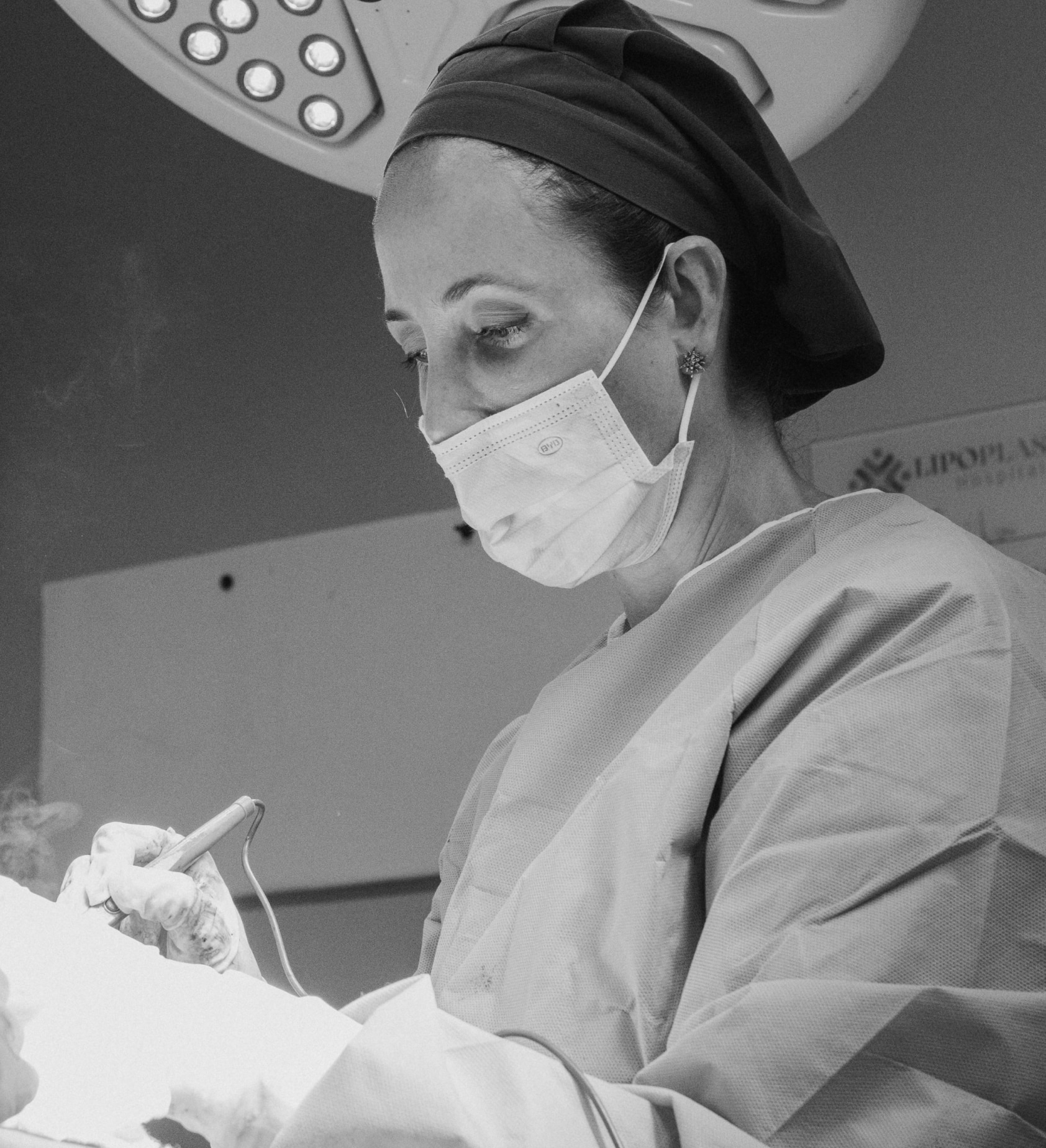 Dra. Viviane Teixeira em cirurgia